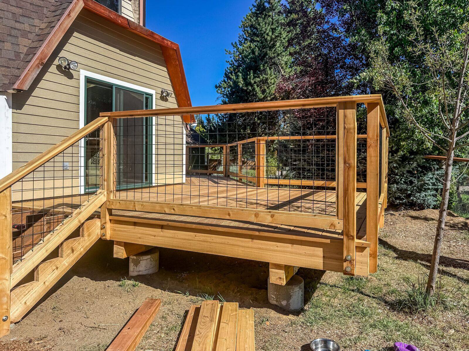 Finished: Cedar deck with hog-wire rail, Bend